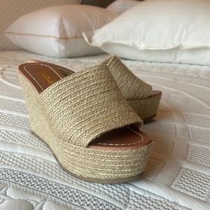 Soda Raffia Sandals